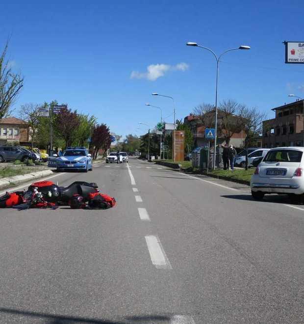 Pavullo, schianto moto contro auto: 47enne incastrato sotto la 500 