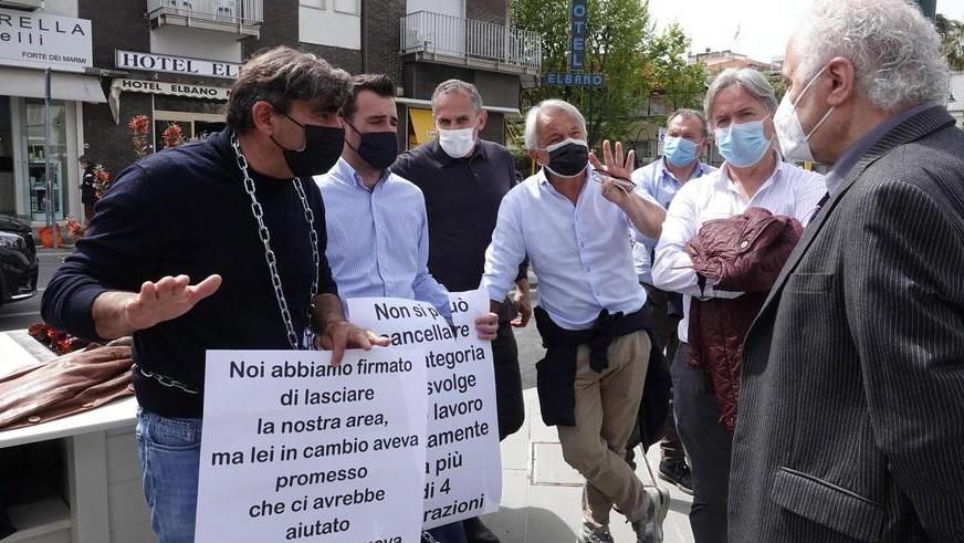 Luna park, protesta bis davanti al Fortino: «Chiediamo solo di poter lavorare»
