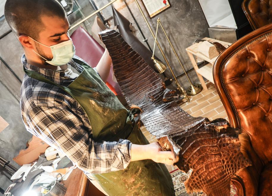 Sassuolo. Calzoleria Carlino: cento ore di lavoro a mano per una scarpa storica 