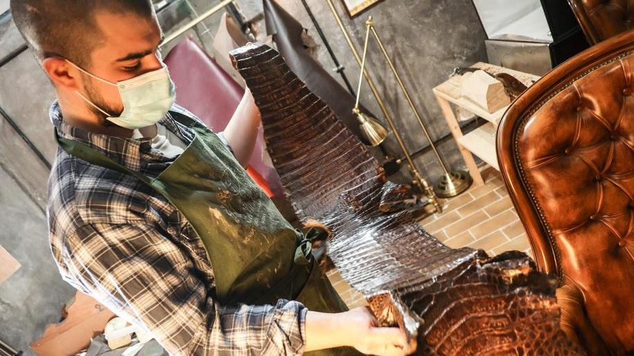 Sassuolo. Calzoleria Carlino: cento ore di lavoro a mano per una scarpa storica