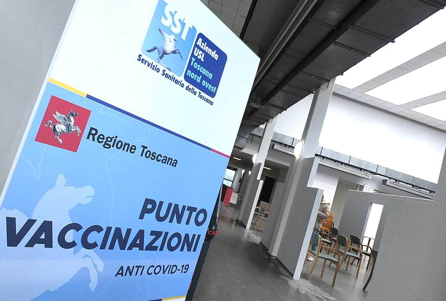 Vaccini in Toscana, fragilissimi: si prenotano le dosi per badanti e familiari. Ecco chi riceverà l'sms 