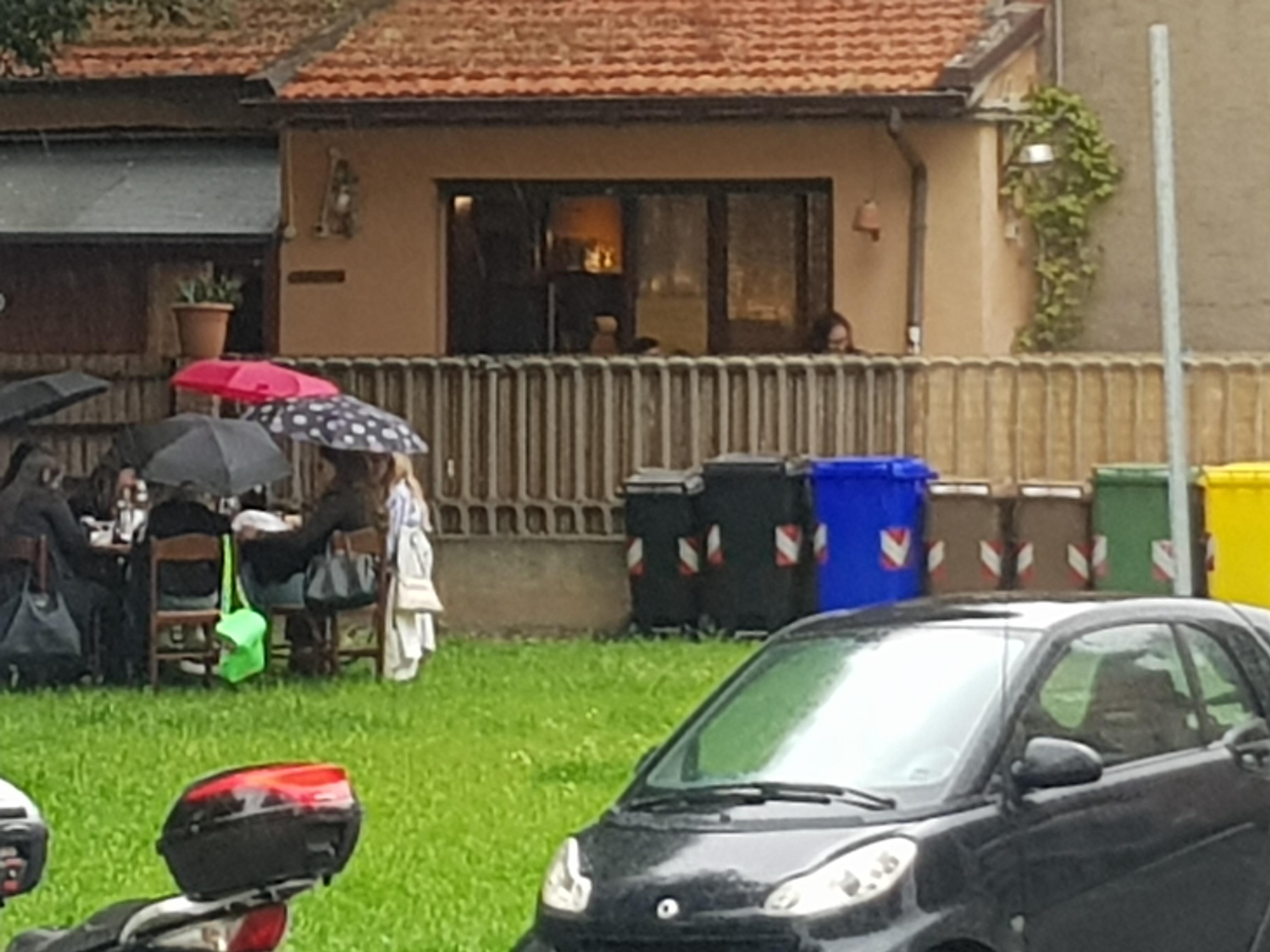 Alcune clienti al tavolo del ristorante “Il Fischietto” in via Goito con gli ombrelli aperti per continuare a pranzare sabato primo maggio
