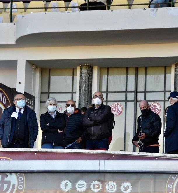 La tribuna autorità con il solo Heller presente, a destra si vede anche il sindaco Luca Salvetti, mentre Aimo si trovava in tribuna coperta
