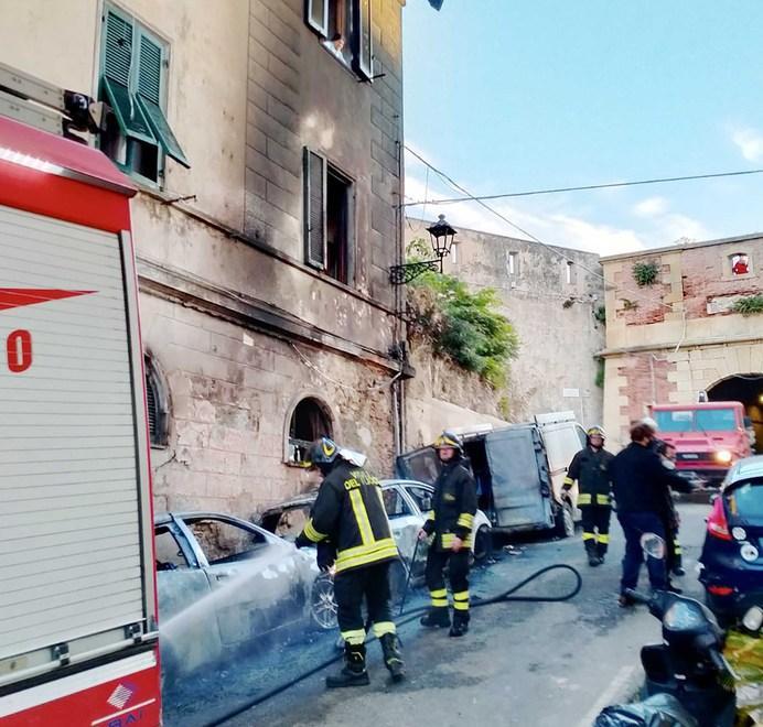 Auto a fuoco davanti alle case popolari di Portoferraio: gli otto evacuati ospitati in una struttura ricettiva 
