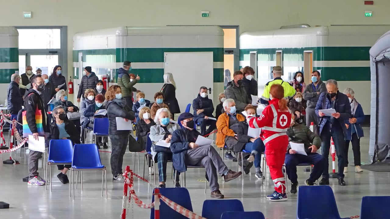 In coda per le vaccinazioni alla Cattedrale ex Breda, un’immagine di qualche giorno fa