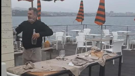 La terrazza all’aperto del ristorante la Baracchina di Castiglioncello al termine del servizio a pranzo del primo maggio