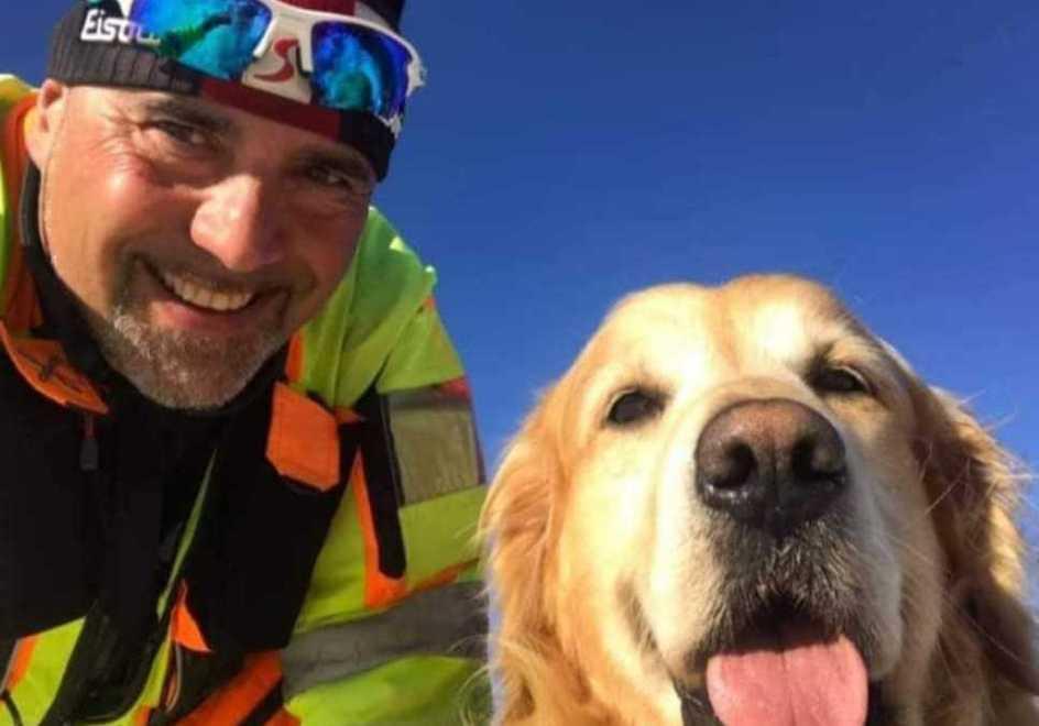 Una immagine felice di Marco Esposito con il suo cane Jack
