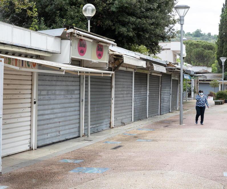 Una fila di serrande abbassate al mercatino del Grocco - La Salute