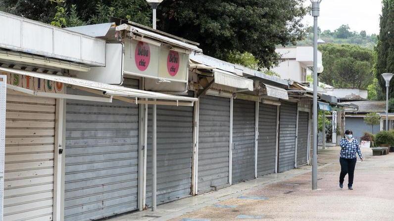 Una fila di serrande abbassate al mercatino del Grocco - La Salute