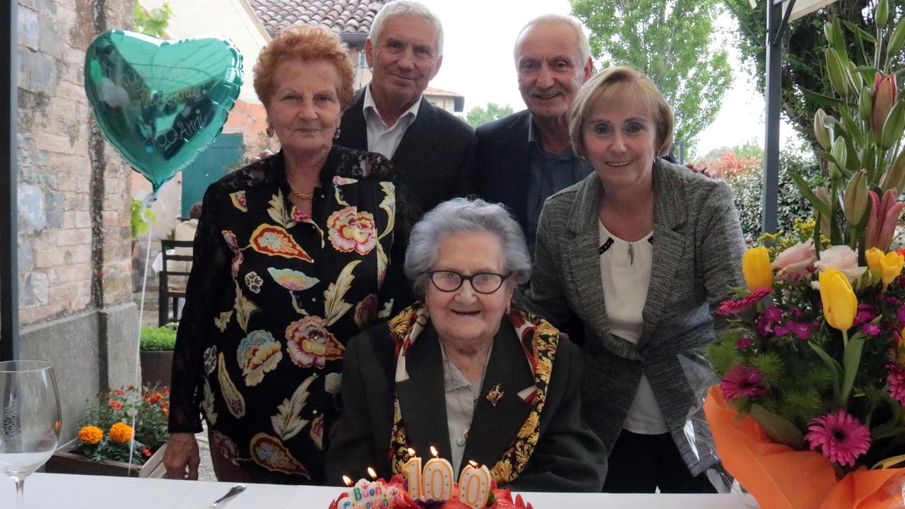 Amabile Lodesani festeggiata dalla famiglia