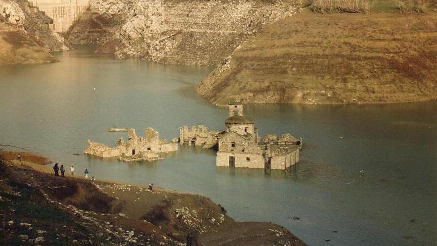 La foto è stata scattata da Antono Dini, ex collaboratore del “Tirreno”, e risale al 1994, anno in cui il lago di Vagli venne svuotato e riapparve, come d’incanto, Fabbriche di Careggine