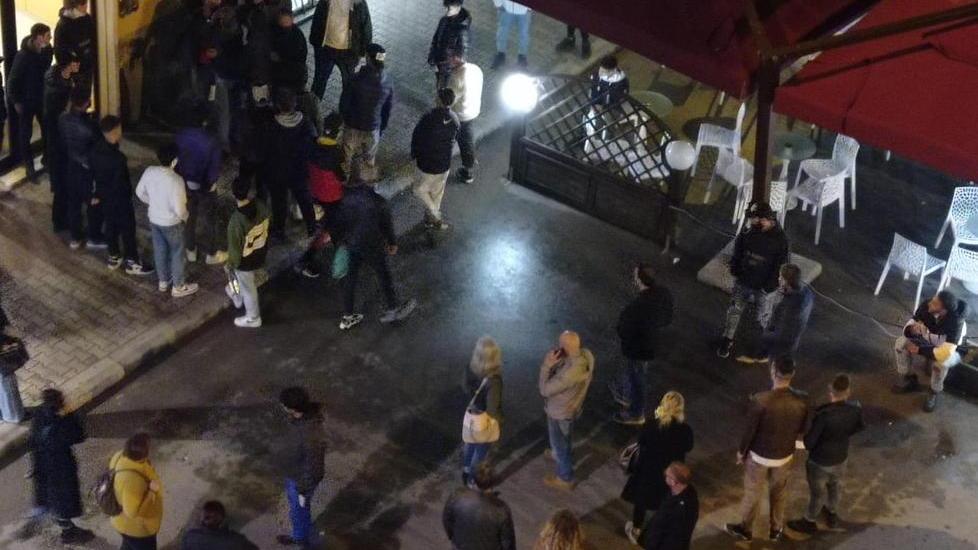 Ristoratori in piazza: «Basta coprifuoco, un’ora di apertura in più non ci basta»