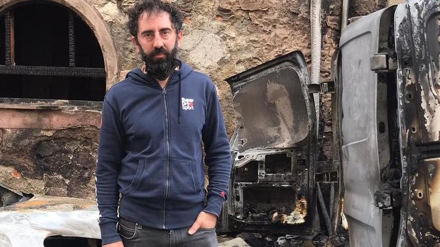 Fabio Bellissimo, idraulico, ieri mattina di fronte al furgone distrutto dalle fiamme