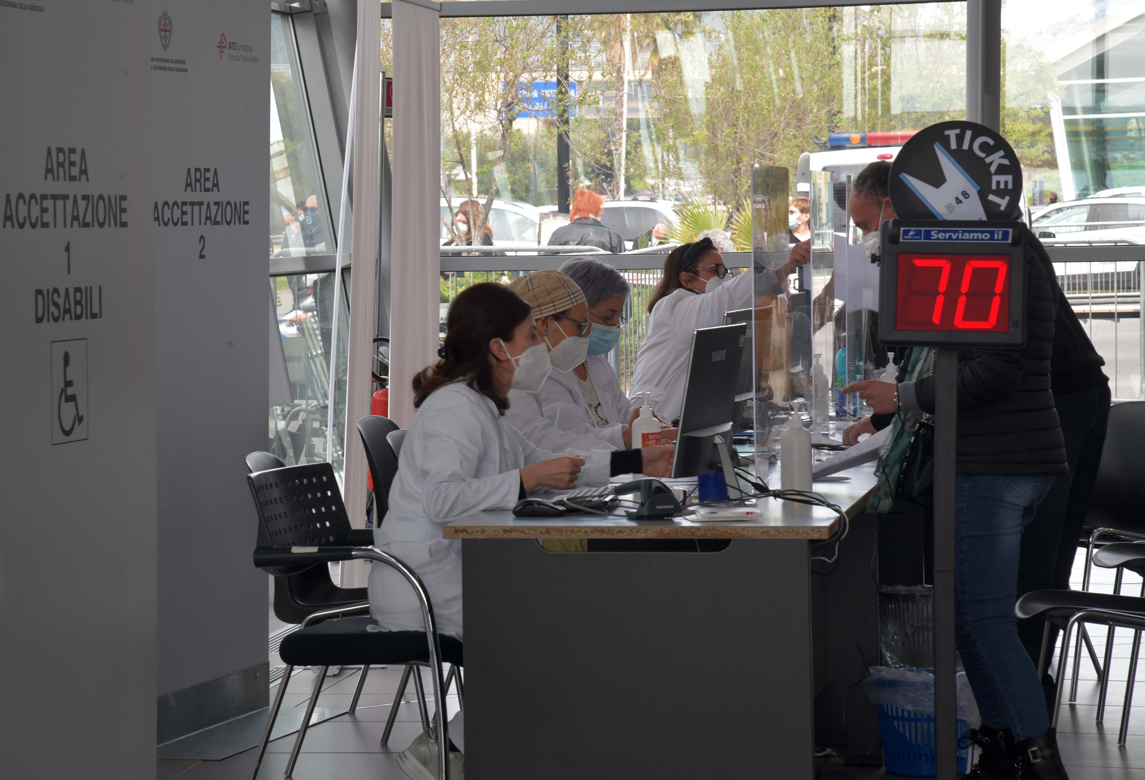 Vaccini, dopo gli over 80 a Olbia si procede in ordine di età