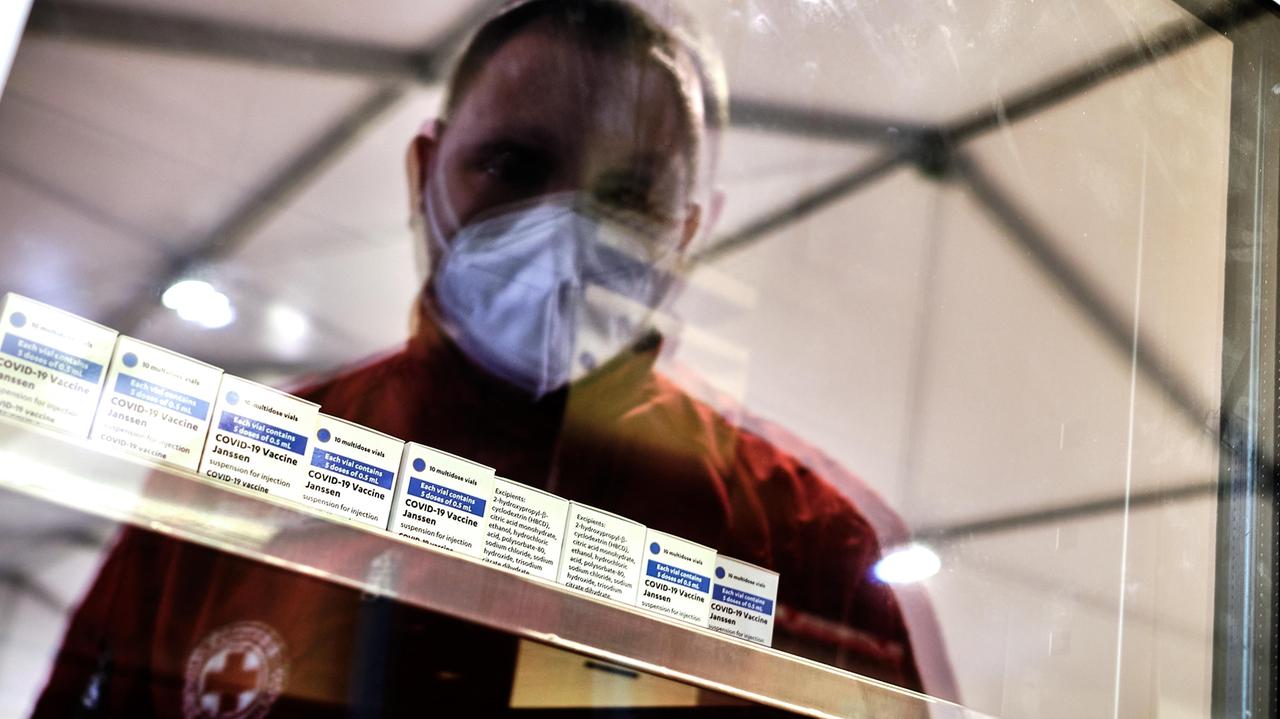 Vaccini in Toscana, verso un altro click day: si apre il portale per la fascia 65-69 anni