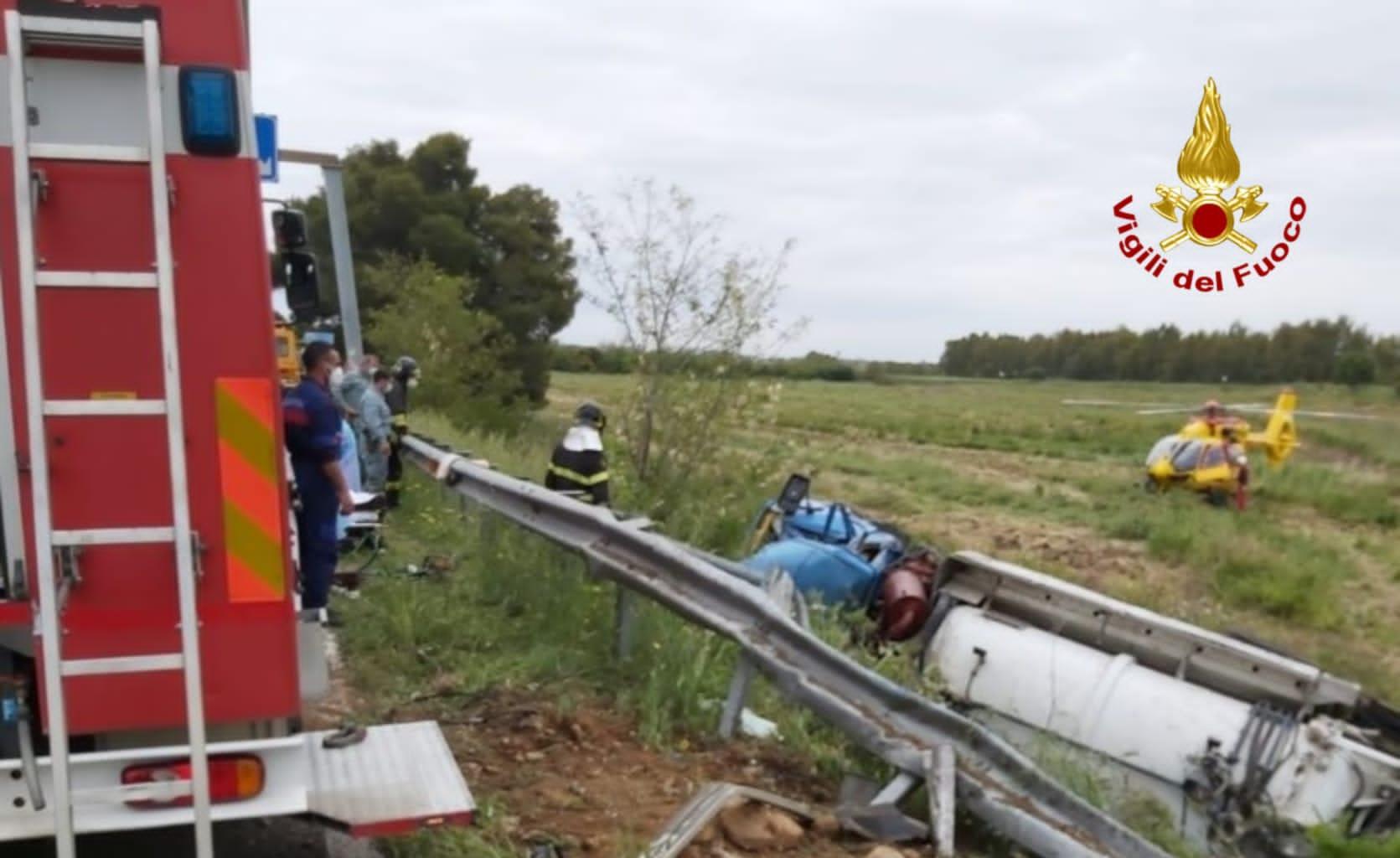 Cisterna autospurgo esce di strada sulla 130 e si ribalta nella scarpata: grave il conducente 