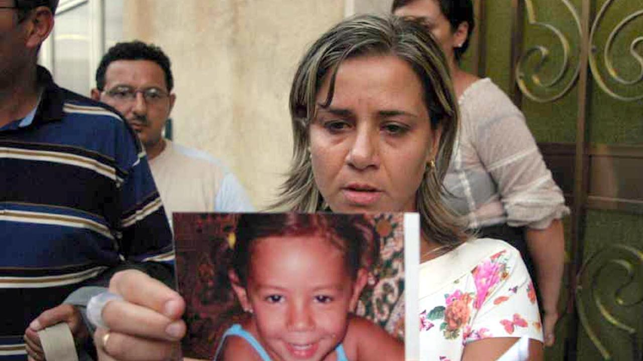 La madre con una foto della piccola Denise scomparsa il primo settembre 2004