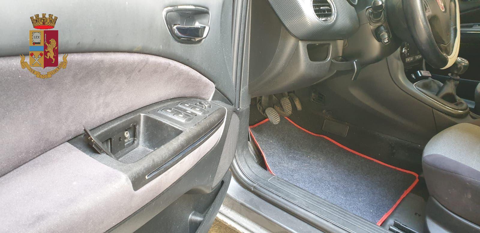 Nasconde la cocaina dentro lo sportello dell'auto: arrestato 