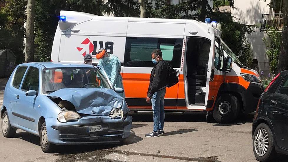 Modena: viale Amendola-Pisano, ennesimo incidente Una donna è grave