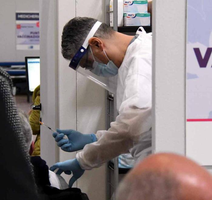 Due giorni senza decessi e in calo contagi e ricoveri