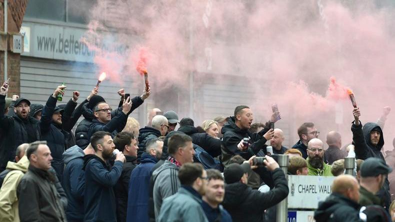 La Premier si arrende ai tifosi: un’invasione blocca United-Liverpool