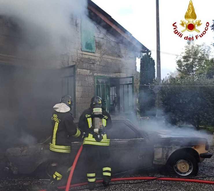 Incendio in una casa, l’anziano proprietario trasportato all’ospedale 