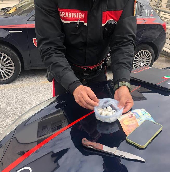 Due arresti e i carabinieri mettono sotto controllo i clienti in pineta