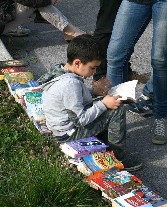 La biblioteca si sposta con i libri all’aria aperta