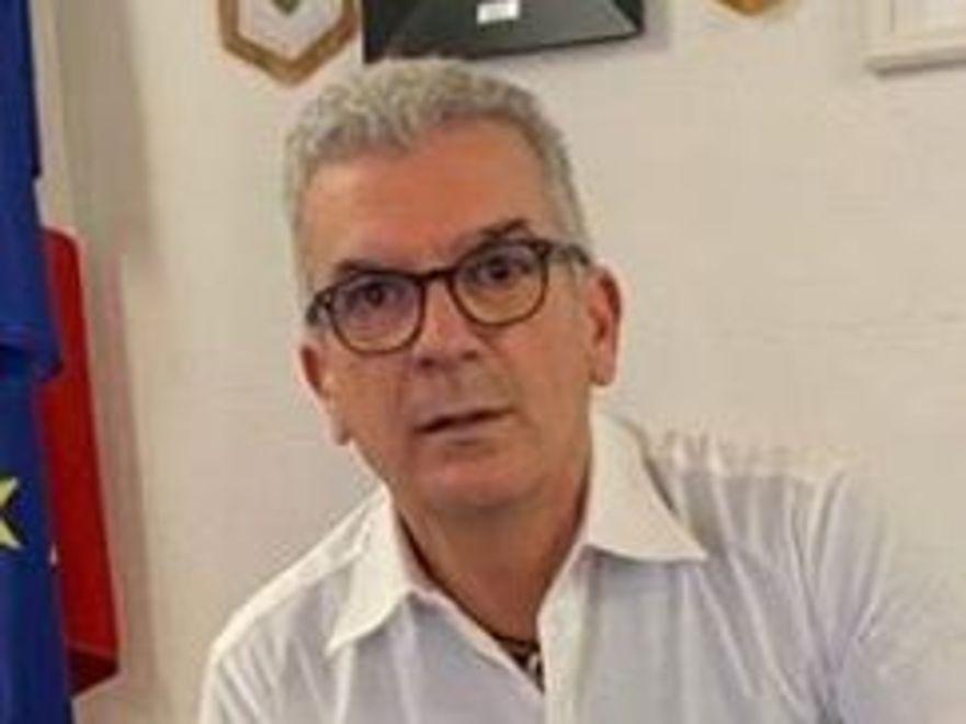 Compra scarpe in un negozio durante il consiglio comunale