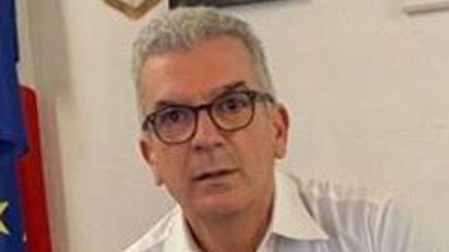 Compra scarpe in un negozio durante il consiglio comunale