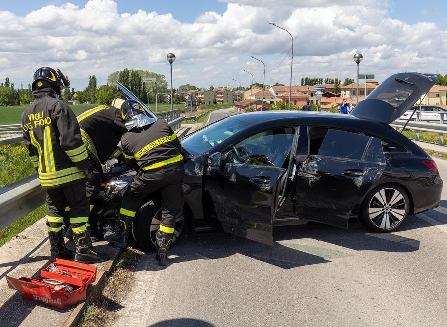 Paura sulla Virgiliana Schianto tra due auto Incolumi i passeggeri 