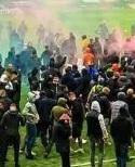 Tifosi in campo, lo United non gioca