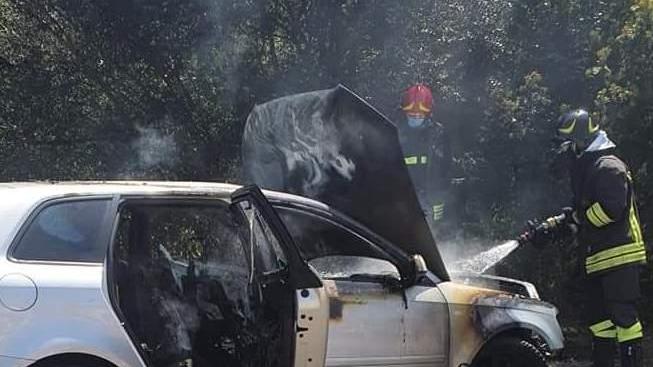 Un’altra auto bruciata nel quartiere