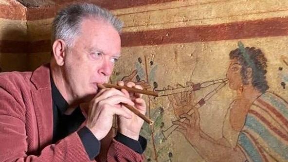 Stefano "Cocco" Cantini con il musico della tomba dei leopardi a Tarquinia