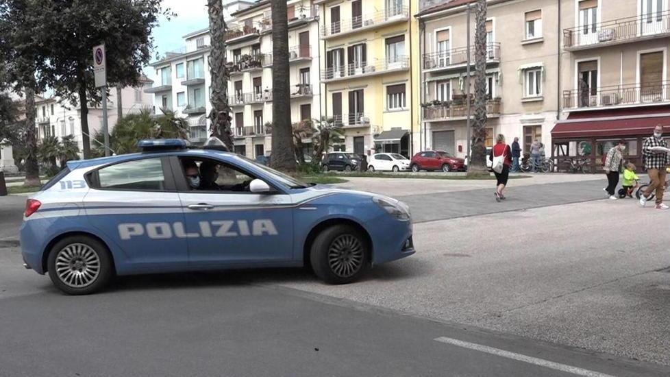 Voleva fermare la lite tra due giovani e ha rimediato una coltellata alla gamba