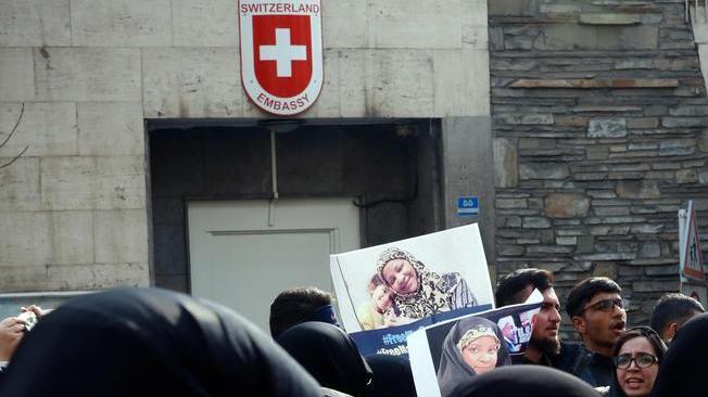 Iran: diplomatica svizzera muore cadendo da una finestra