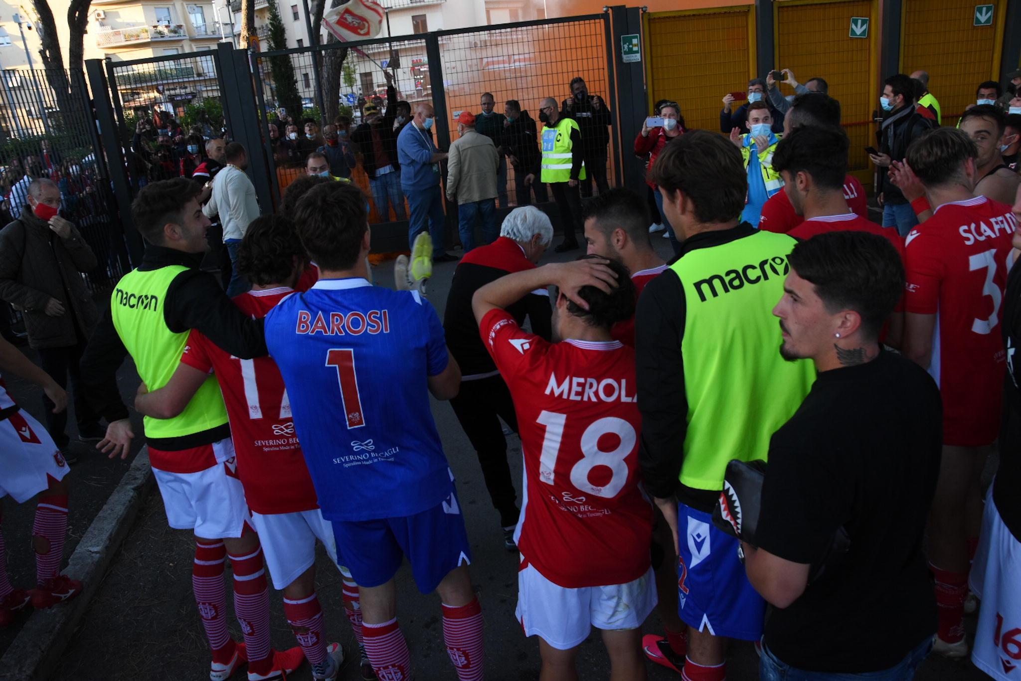 I giocatori biancorossi salutati dai tifosi dopo la vittoria sull’Olbia