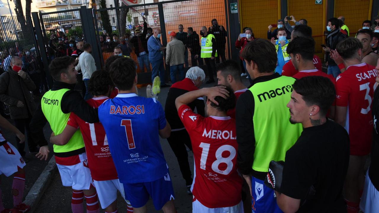 I giocatori biancorossi salutati dai tifosi dopo la vittoria sull’Olbia