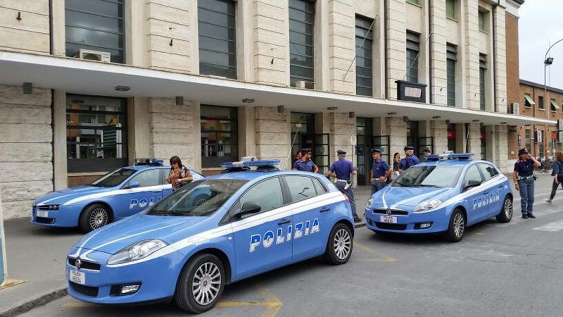Tenta di baciarla in stazione, sale sul treno e la segue fino a Bologna: denunciato 
