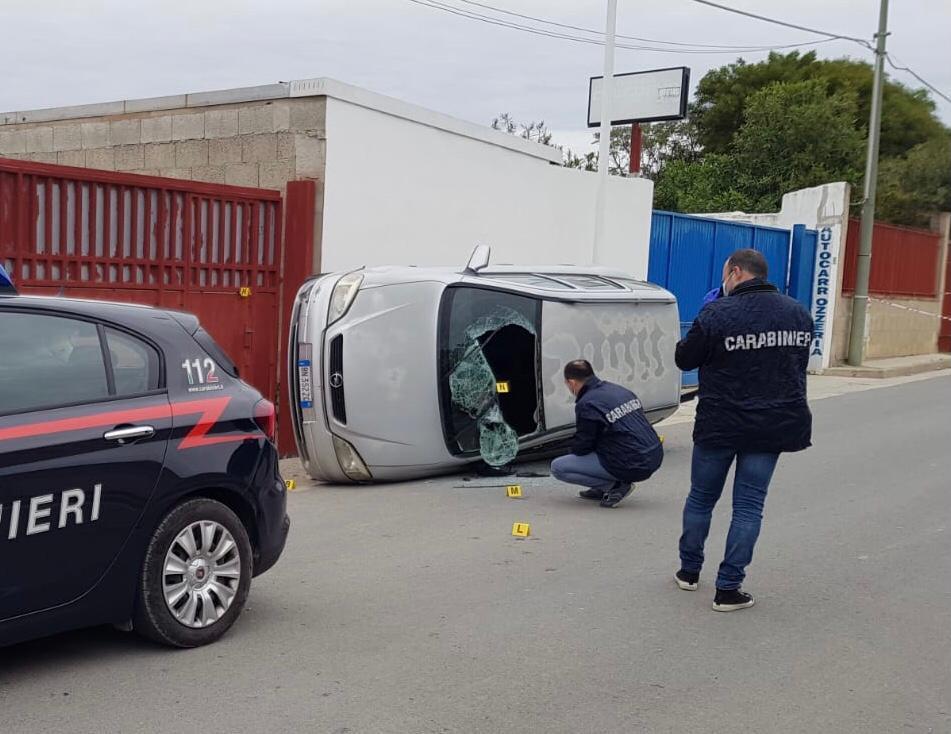 L'auto con la quale è stato investito e ucciso un 36enne (foto Mario Rosas)