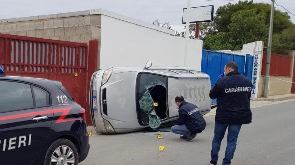 L'auto con la quale è stato investito e ucciso un 36enne (foto Mario Rosas)