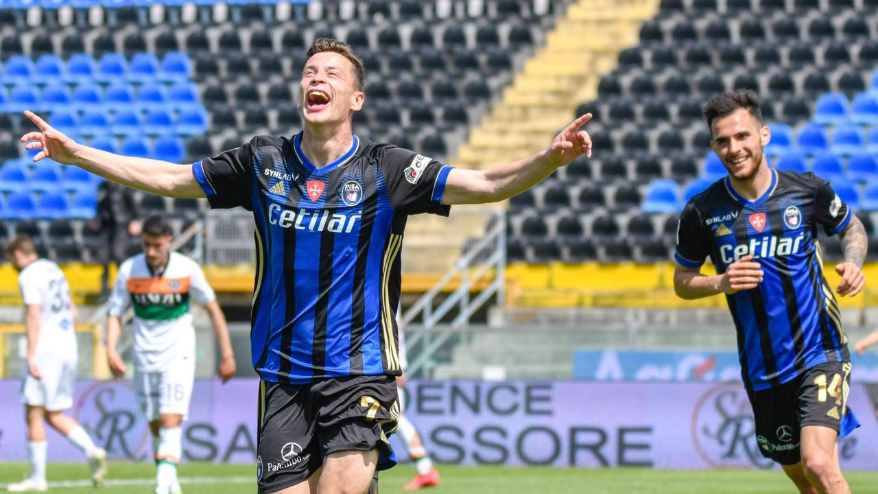 L'esultanza del giocatore del Pisa, Davide Marsura, dopo il gol del momentaneo 2-0 nella gara dei nerazzurri contro il Venezia (Foto Fabio Muzzi)