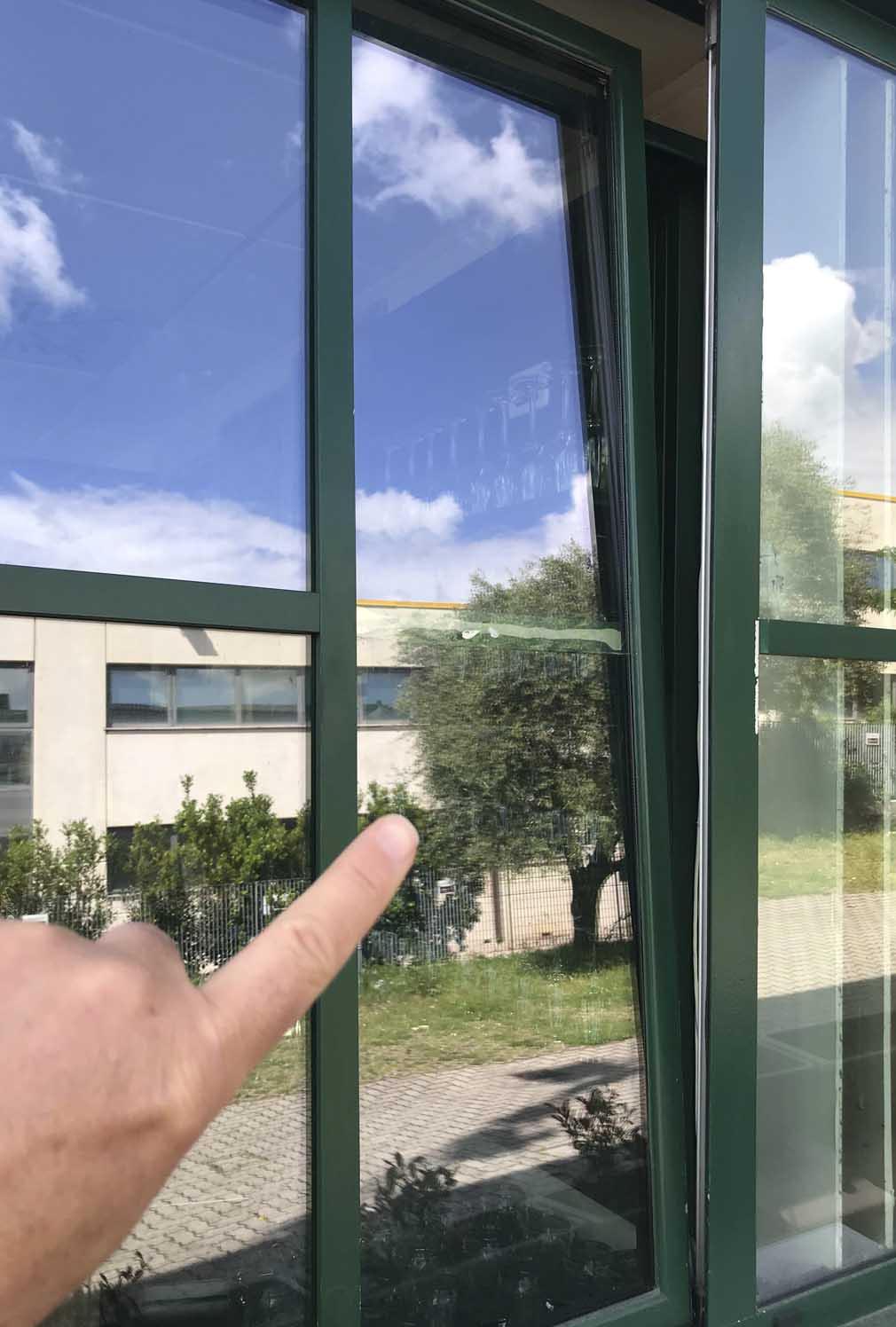 Finestra forzata da "I'm Burger" (foto Muzzi)