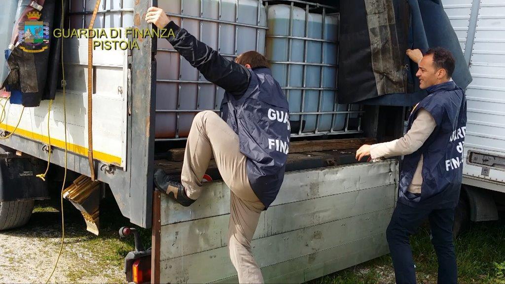 Controlli della Finanza nell'ambito di una inchiesta su frodi nel settore dei prodotti petroliferi