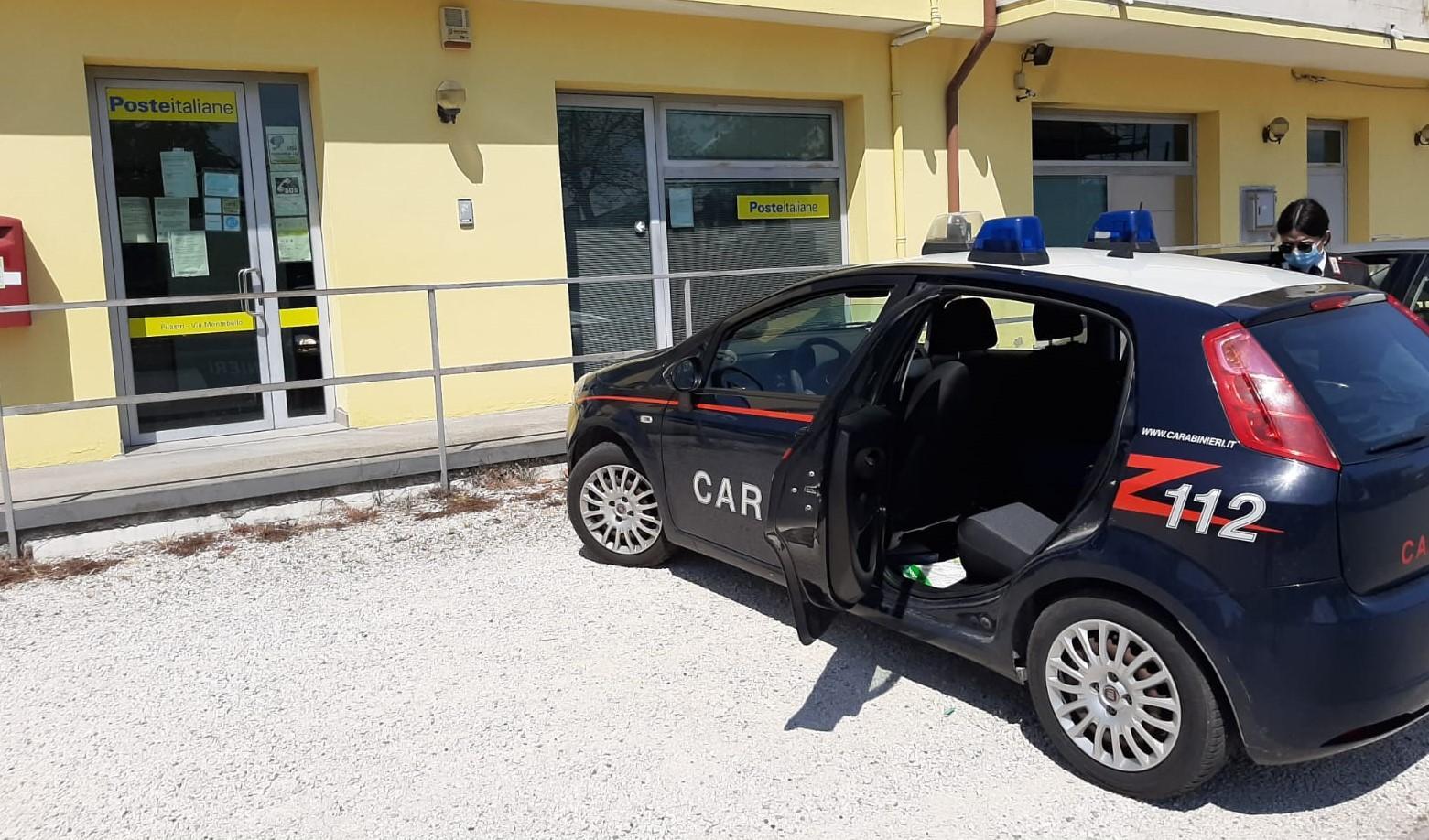Auto dei carabinieri davanti alle Poste di Pilastri