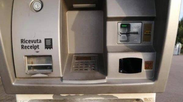 L'apparecchio preso di mira dai malviventi (foto Bf)