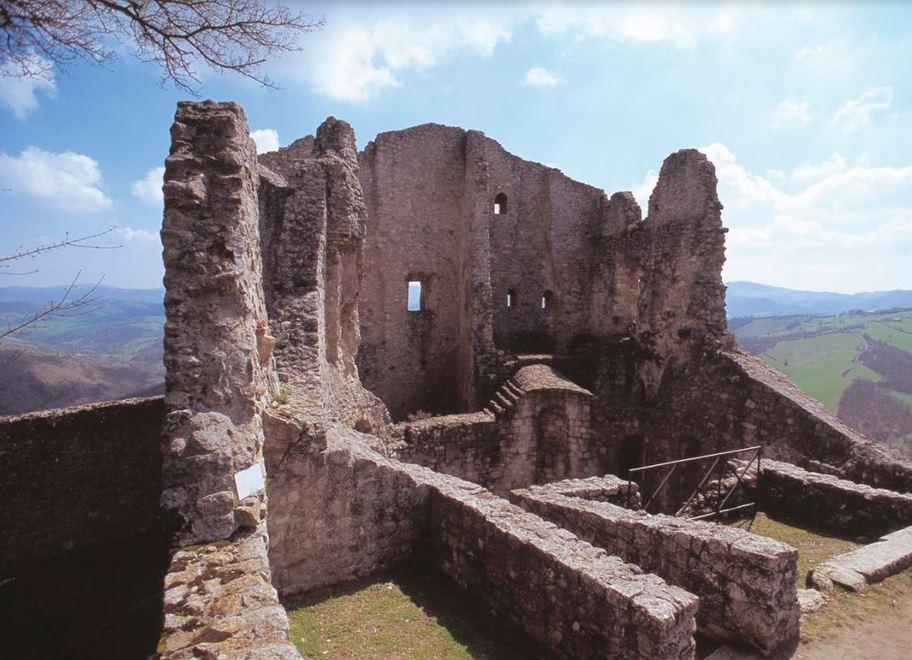 In tanti alla rupe di Canossa ma le regole sono cambiate 