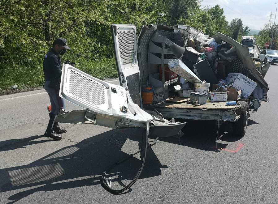 Si schianta col furgone contro un tir fermo, 64enne gravissimo
