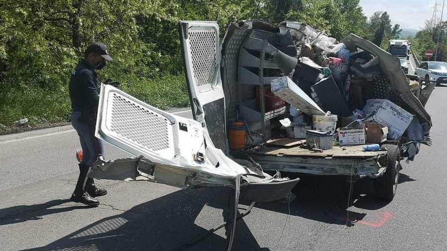 Si schianta col furgone contro un tir fermo, 64enne gravissimo