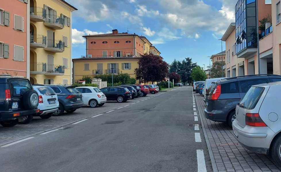 Formigine, apre la portiera dell’auto: bimbo precipita sull’asfalto 